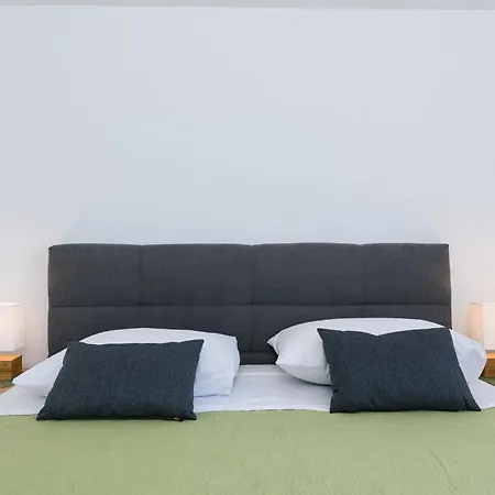 Eva Apartman *