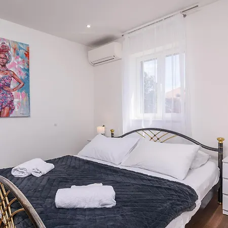 Eva Apartman *