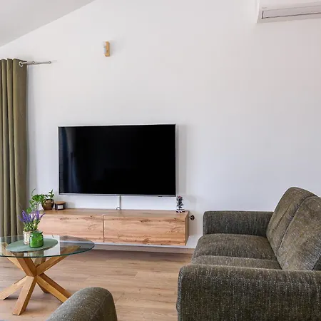 Eva Apartman *