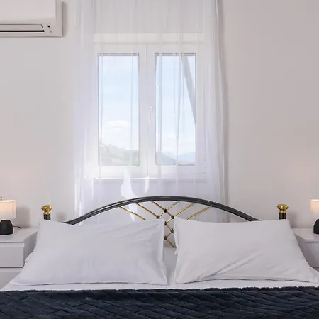 Eva Apartman *