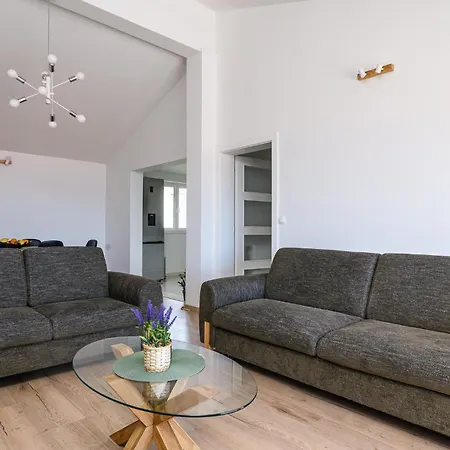 Eva Apartman *